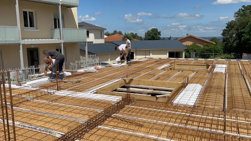 Réalisation d’un dallage béton de 12 cm d’épaisseur avec treillis soudés, VRD complets et terrassements en tranchées à Meyzieu, dans le Rhône