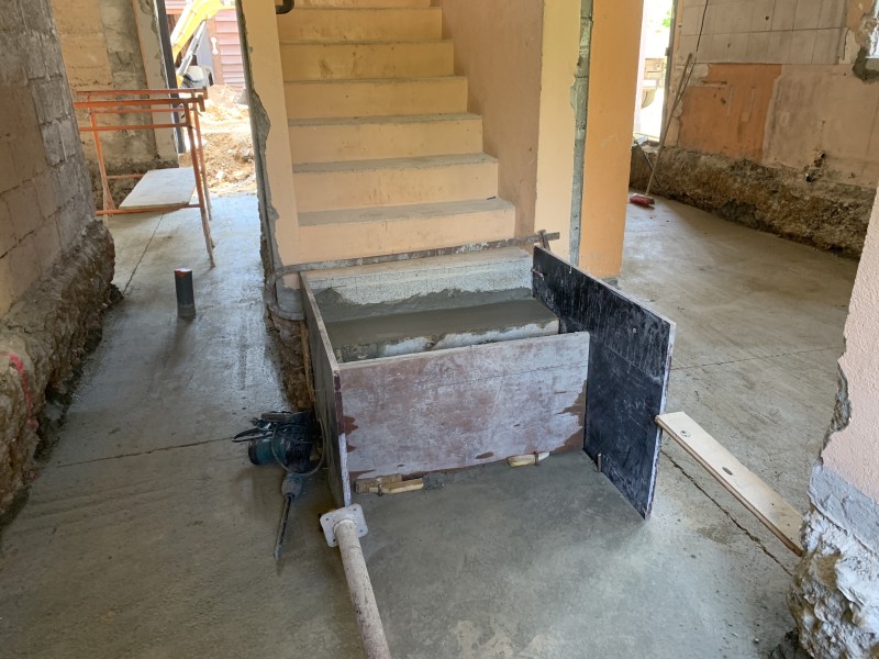 Démolition intérieure complète, percement de mur en briques roulées, création de trémie et installation IPN à Rillieux, proche de Lyon