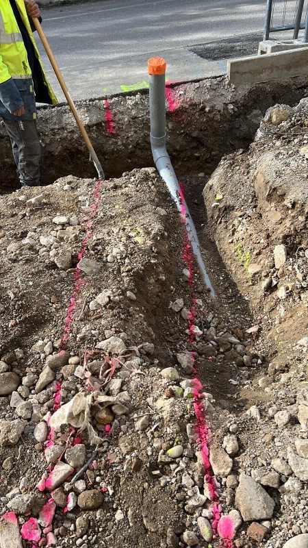 Réalisation de fouilles en tranchées et VRD sur terrain à bâtir à Décines- charpieu (69150) la banlieue de Lyon avec précision millimétrique