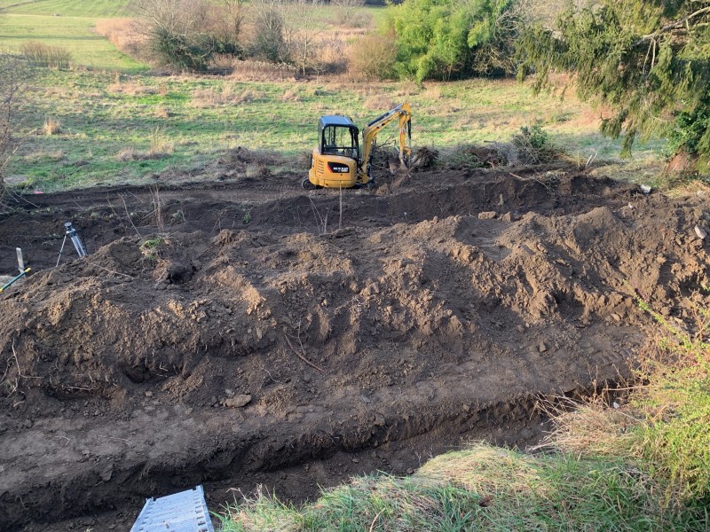 Travaux de terrassement avec blocs à bancher, dallage béton gravillonné XC1/C25/30 et escalier béton sur deux niveaux à Dommartin près de Lyon