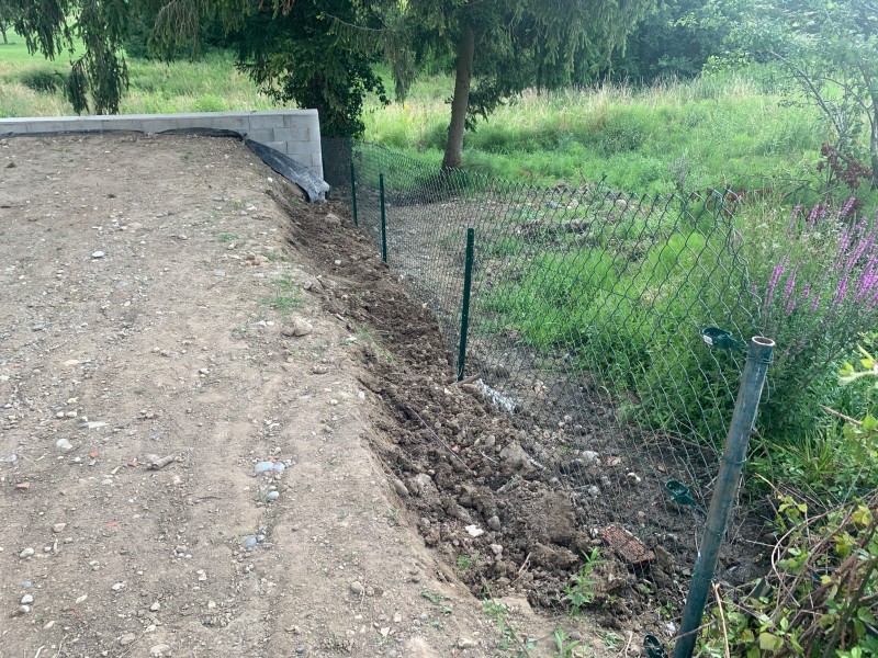 Travaux de terrassement avec blocs à bancher, dallage béton gravillonné XC1/C25/30 et escalier béton sur deux niveaux à Dommartin près de Lyon