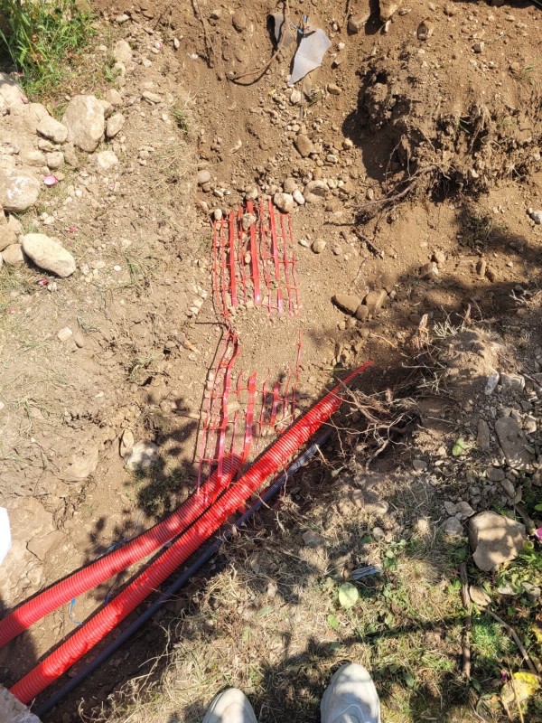 Réalisation de fouilles en tranchées et VRD sur terrain à bâtir à Décines- charpieu (69150) la banlieue de Lyon avec précision millimétrique