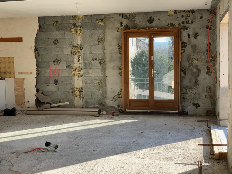 Démolition intérieure complète, percement de mur en briques roulées, création de trémie et installation IPN à Rillieux, proche de Lyon