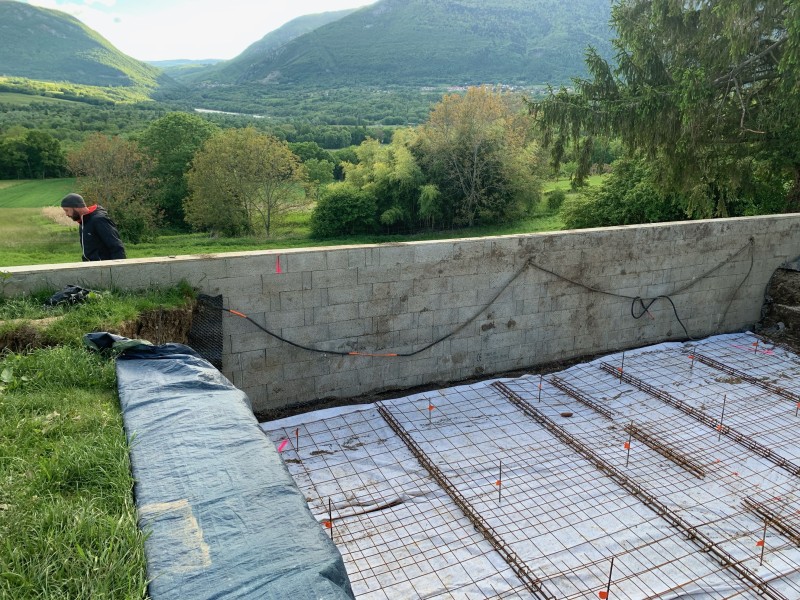 Travaux de terrassement complets avec semelles béton armé, blocs à bancher et drainage PVC à Irigny, dans la banlieue lyonnaise