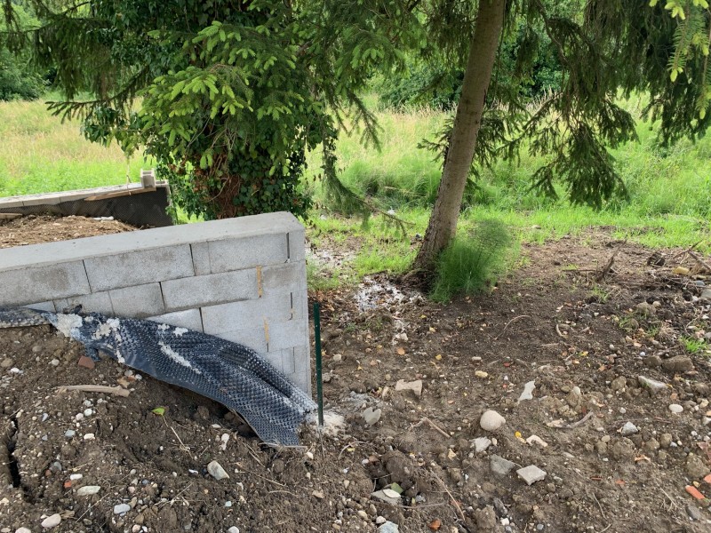 Travaux de terrassement avec blocs à bancher, dallage béton gravillonné XC1/C25/30 et escalier béton sur deux niveaux à Dommartin près de Lyon