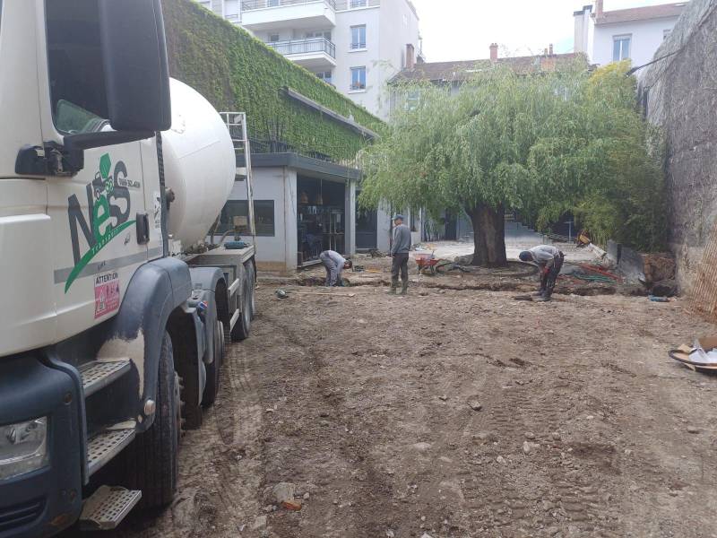 camion toupie pour couler les fondations du mur à Lyon 7