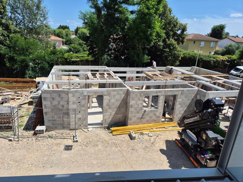 Construction des fondations de maison mitoyenne dans le Rhône
