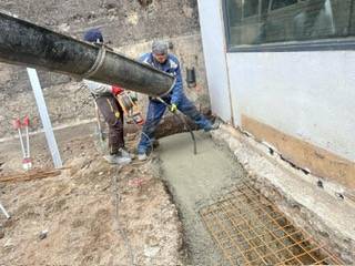 Coulage du béton pour fondation du mur de séparation à Lyon 7eme