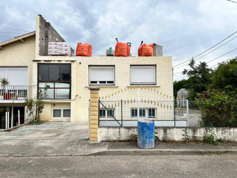 Avant/Après travaux de maçonnerie, surélévation pour créer un étage supplémentaire à Feyzin