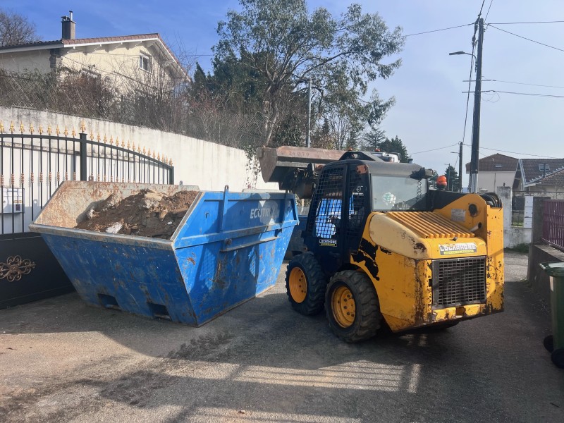 Rénovation d'une maison années 70 sur Ternay Installation d’un système de drainage avec géotextile, tuyaux PVC Ø100 mm et membrane Soprema sur 33,2 ML à Ternay dans le Rhône