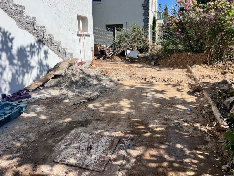 Rénovation d'une maison années 70 sur Ternay Installation d’un système de drainage avec géotextile, tuyaux PVC Ø100 mm et membrane Soprema sur 33,2 ML à Ternay dans le Rhône