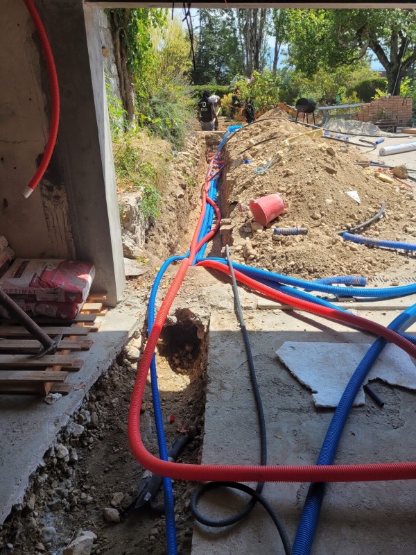 Réalisation de fouilles en tranchées et VRD sur terrain à bâtir à Décines- charpieu (69150) la banlieue de Lyon avec précision millimétrique