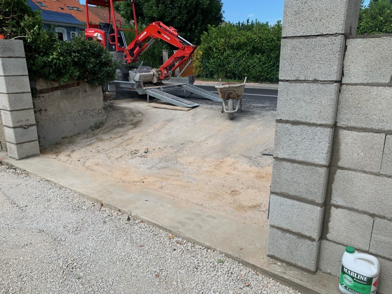Travaux de terrassement avec blocs à bancher, dallage béton gravillonné XC1/C25/30 et escalier béton sur deux niveaux à Dommartin près de Lyon