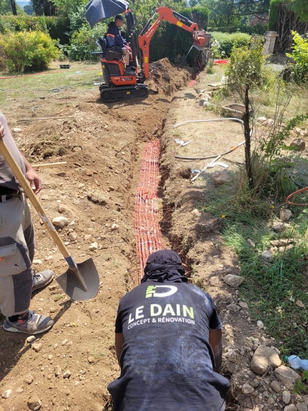 Réalisation de fouilles en tranchées et VRD sur terrain à bâtir à Décines- charpieu (69150) la banlieue de Lyon avec précision millimétrique