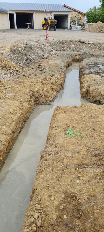 Réalisation d’un dallage béton de 12 cm d’épaisseur avec treillis soudés, VRD complets et terrassements en tranchées à Meyzieu, dans le Rhône