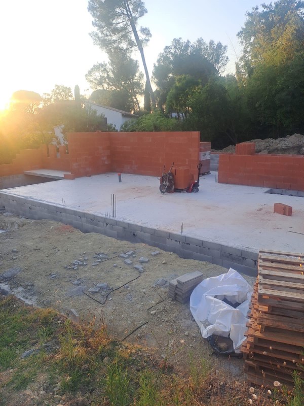 Réalisation d’un dallage béton de 12 cm d’épaisseur avec treillis soudés, VRD complets et terrassements en tranchées à Meyzieu, dans le Rhône