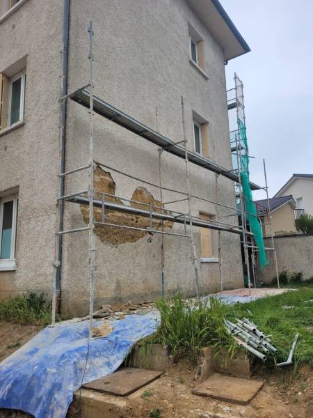 Ravalement d’une façade d’immeuble à Saint Bonnet de Mure, près de Lyon