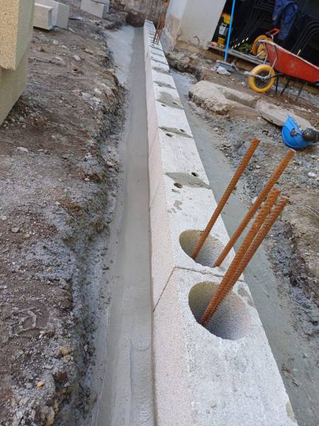 Montage du mur sur fondation en béton à Lyon 7